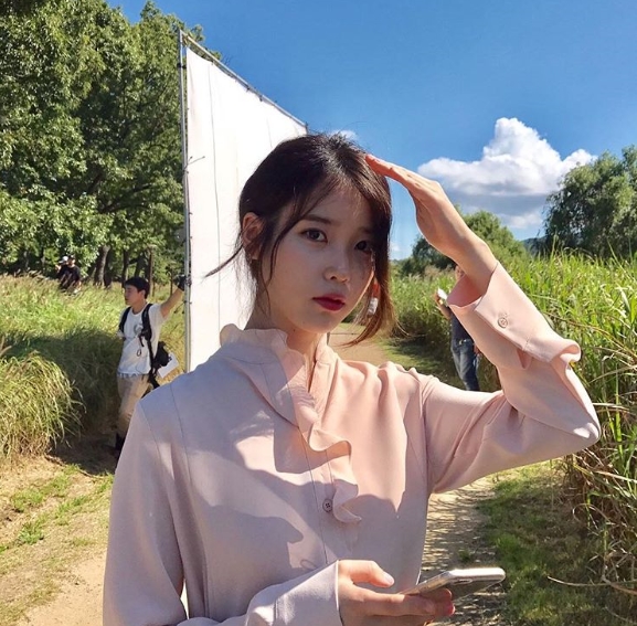 IU flaunts Shining doll Beautiful looksSinger IU posted a picture on his instagram on September 10 with an article entitled The season has come to listen to Autumn Morning.The photo shows IU wearing a pink blouse; Shining Beautiful looks catch the eye even on the expressionless.kim myeong-mi