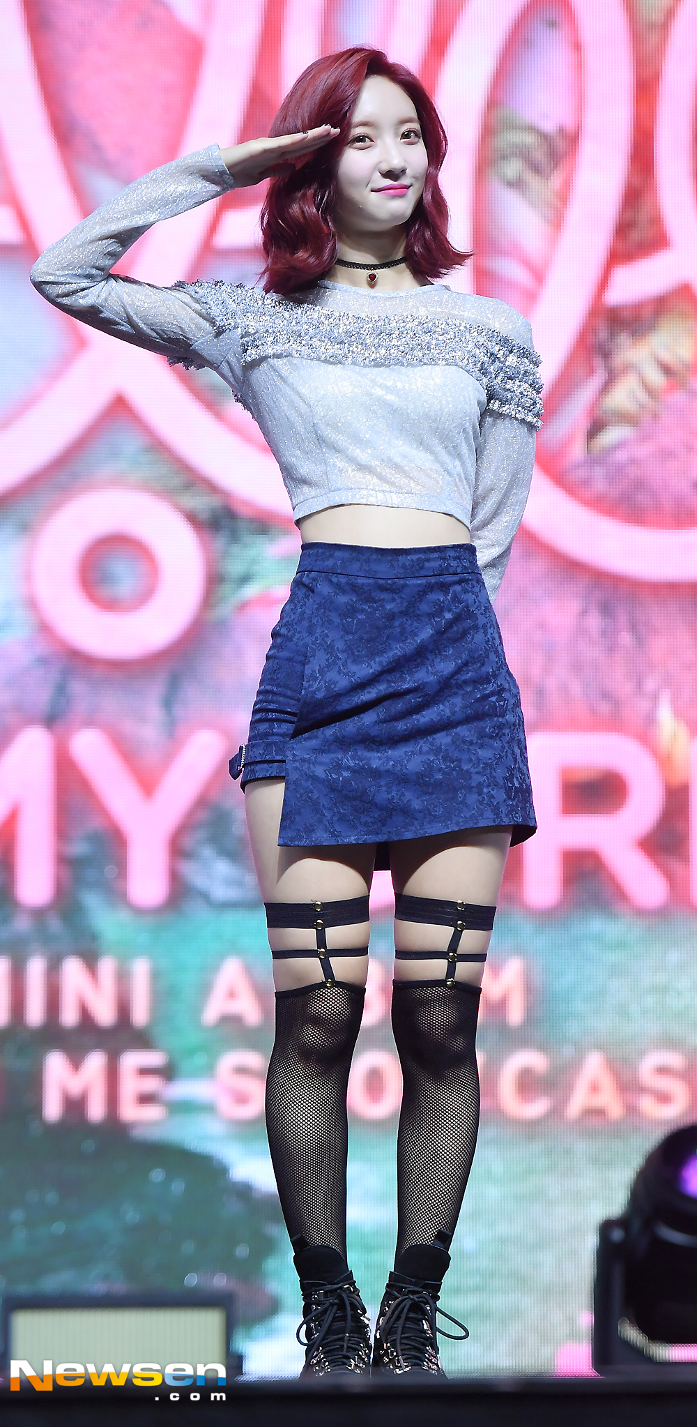 OH MY GIRL (Hyo Jeong, Mimi, Young Hee, JiHo, Arin, Binnie) mini album Remember me showcase was held at Gwangjang Dong Yes 24 Live Hall in Gwangjin-gu, Seoul on the afternoon of September 10OH MY GIRL Binnie is responding to the photo pose.expressiveness