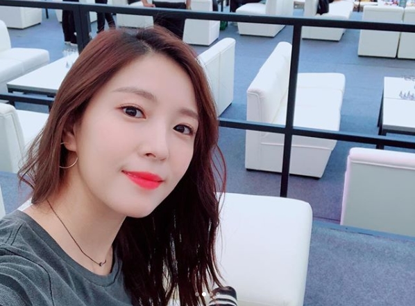 Singer BOA was spotted enjoying the music festival passionately.The BOA posted a photo on its Instagram on September 10.The photo showed a clear smile on the BOA, which had a striped T-shirt and black pants stylized. The BOAs eyes were attractive.The fans who responded to the photos responded such as I am happy to see the BOA laughing, I am excited to make all the joys that exist in the world want to be devoted to my sister and I am laughing.delay stock
