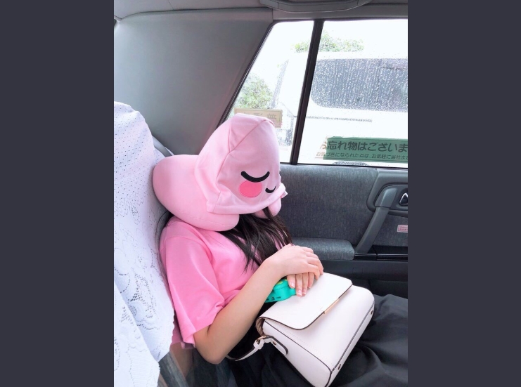 Group Aizuwon members Yabuki Nako and Honda Hitomi showed off their strong friendship.Nako Yabuki wrote on his Instagram account on September 9, Im Flu.Be careful not to catch a Flu, the last picture is Hitomi, which is buried in the Appitch neck pillow. The picture shows Hitomi Honda and Nako Yabuki holding the Apichi characters neck pillow. The two peoples clear and big eyes stand out.The refreshing smiles of Hitomi Honda and Nako Yabuki also catch the eye.Fans who saw the photos responded, Ill look forward to it at Aizwon, always cheering, too cute, and Its a fairy.delay stock
