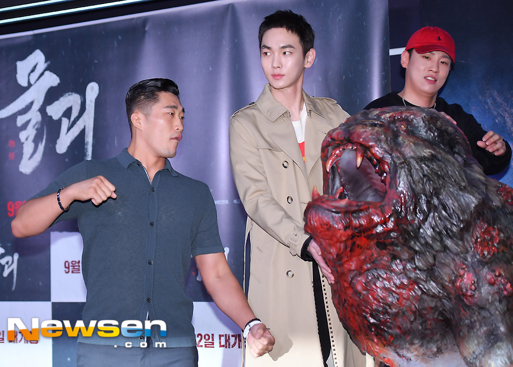 The VIP premiere of the movie Monstrum was held at Lotte Cinema Lotte World Tower in Songpa-gu, Seoul on the afternoon of September 10Mixed Martial Arts Kim Dong-Hyun is responding to the photo pose.On the other hand, Monstrum starring Kim Myung-min, Kim In-kwon, Lee Hye-ri, Choi Woo-sik, Park Sung-woong, Park Hee-soon and Lee Kyung-young will be released on September 12th.expressiveness