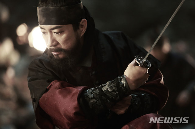 MonstrumMonstrum, starring Kim Myung-min, 46, shoots a signal; it will meet with the audience from the 12th, one day ahead of the original 13th.Monstrum, a strange beast with a plague in the 22nd year of the Joseon Dynasty, appears and depicts the struggle of those who risked their lives to protect Europe, which is surrounded by fear.The production cost was more than 10 billion won.It is the first Creature Action historical drama in Korea. Creature Movie is a compound word of Creature and film, which means life-like being.It usually means a genre in which an unidentified creature that does not exist appears.The movie imagination was added to the strange creature Monstrum in the Chosun Dynasty Annals.Director Huh Jong-ho (43), who directed Countdown (2011) and Anger Lawyer (2014), caught MegaFon.Kim Myung-min, actors Kim In-kwon (40), Choi Woo-sik (28) and group Girls Day member Hye-ri (24) will appear. 105 minutes, 15 years olda spectatorMovie - The NegotiationIts a crime thriller that has been in sync with the top stars of the same age, including Hyun Bin (36) and Son Ye-jin (36).For the first time in Korea, we introduced a new material called Movie - The Negotiation.The worst hostage situation ever occurred in Thailand, and crisis Movie - The Negotiation begins the one-day Movie - The Negotiation in a lifetime to stop the hostage-taker Min Tae-gu (Hyun Bin) within the time limit.Expectations are gathered only by the first meeting between Son Ye-jin and Hyun Bin.Son Ye-jin plays police for the first time in the history of Philmo and Hyun Bin first challenged the villain since his debut.The two actors agreed to join the performance over the monitor, and the two actors agreed to the film.The tension between the hostage taker and Movie - The Negotiation is the point of the drama.This is the 20th film released by JK Film, directed by Yoon Jae-kyun (49), who directed Haeundae (2009) and International Market (2014). It is Lee Jong-seoks feature-length debut film, which is an assistant director of International Market.Released on Wednesday, 114 mins, 15 years olda spectatorFengshuiIt is the third and final work of the epidemiological series connecting the films The Face Reader (2013), and The Princess and the Matchmaker (2018).If The Face Reader and The Princess and the Matchmaker dealt with the dynamics associated with the fate set for individuals, Fengshui deals with the dynamics that can change the fate of Europe and even the fate of generations through the energy of the earth.It draws the confrontation and desire of the genius branch Jong-woo (Jo Seung-woo) who can change the fate of human beings by looking for the energy of the earth and those who want to occupy the worlds greatest Fengshui who can become king.Actors Jo Seung-woo (38), Ji Sung (41), Kim Sung-gyun (38), Moon Chae-won (32), Baek Yoon-sik (71), Yoo Jae-myeong (45) and Lee Won-geun (27) were all featured.It is the first historical drama directed by Park Hee-gon (49), who directed the film Insa-dong Scandal (2009) and Perfect Game (2011).It took 12 years from planning to adaptation, production and editing; opening on the 19th, 126 minutes, 12-year-old viewersAnsi CityIt is an action blockbuster historical drama depicting 88 days of the Battle of Ansi City, which began in June 645 (King of Guan) in Goguryeo, which is considered the most dramatic in the history of East Asian war.It is a masterpiece with a production cost of 22 billion won.I made every effort to spread the battle of Ansi City on the screen.We have produced an 11m vertical wall set that realizes the actual Ansi City height and a total length of 180m Ansi City set, which is the largest in Korea.We also took 360 degrees with Skywalker equipment for real action new shooting.Actors Jo In-sung (37), Nam Joo-hyuk (24), Park Sung-woong (45), Bae Sung-woo (46), Um Tae-gu (35), Park Byung-eun (41), Oh Dae-hwan (39) and group AOA member Sul Hyun (23) appeared.Director Kim Kwang-sik (46), who directed My Gangsterly Lovers (2010) Chirashi: Dangerous Rumors (2014), caught MegaFon. Opened on the 19th, 135 minutes, and 12-year-old viewers