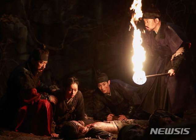 MonstrumMonstrum, starring Kim Myung-min, 46, shoots a signal; it will meet with the audience from the 12th, one day ahead of the original 13th.Monstrum, a strange beast with a plague in the 22nd year of the Joseon Dynasty, appears and depicts the struggle of those who risked their lives to protect Europe, which is surrounded by fear.The production cost was more than 10 billion won.It is the first Creature Action historical drama in Korea. Creature Movie is a compound word of Creature and film, which means life-like being.It usually means a genre in which an unidentified creature that does not exist appears.The movie imagination was added to the strange creature Monstrum in the Chosun Dynasty Annals.Director Huh Jong-ho (43), who directed Countdown (2011) and Anger Lawyer (2014), caught MegaFon.Kim Myung-min, actors Kim In-kwon (40), Choi Woo-sik (28) and group Girls Day member Hye-ri (24) will appear. 105 minutes, 15 years olda spectatorMovie - The NegotiationIts a crime thriller that has been in sync with the top stars of the same age, including Hyun Bin (36) and Son Ye-jin (36).For the first time in Korea, we introduced a new material called Movie - The Negotiation.The worst hostage situation ever occurred in Thailand, and crisis Movie - The Negotiation begins the one-day Movie - The Negotiation in a lifetime to stop the hostage-taker Min Tae-gu (Hyun Bin) within the time limit.Expectations are gathered only by the first meeting between Son Ye-jin and Hyun Bin.Son Ye-jin plays police for the first time in the history of Philmo and Hyun Bin first challenged the villain since his debut.The two actors agreed to join the performance over the monitor, and the two actors agreed to the film.The tension between the hostage taker and Movie - The Negotiation is the point of the drama.This is the 20th film released by JK Film, directed by Yoon Jae-kyun (49), who directed Haeundae (2009) and International Market (2014). It is Lee Jong-seoks feature-length debut film, which is an assistant director of International Market.Released on Wednesday, 114 mins, 15 years olda spectatorFengshuiIt is the third and final work of the epidemiological series connecting the films The Face Reader (2013), and The Princess and the Matchmaker (2018).If The Face Reader and The Princess and the Matchmaker dealt with the dynamics associated with the fate set for individuals, Fengshui deals with the dynamics that can change the fate of Europe and even the fate of generations through the energy of the earth.It draws the confrontation and desire of the genius branch Jong-woo (Jo Seung-woo) who can change the fate of human beings by looking for the energy of the earth and those who want to occupy the worlds greatest Fengshui who can become king.Actors Jo Seung-woo (38), Ji Sung (41), Kim Sung-gyun (38), Moon Chae-won (32), Baek Yoon-sik (71), Yoo Jae-myeong (45) and Lee Won-geun (27) were all featured.It is the first historical drama directed by Park Hee-gon (49), who directed the film Insa-dong Scandal (2009) and Perfect Game (2011).It took 12 years from planning to adaptation, production and editing; opening on the 19th, 126 minutes, 12-year-old viewersAnsi CityIt is an action blockbuster historical drama depicting 88 days of the Battle of Ansi City, which began in June 645 (King of Guan) in Goguryeo, which is considered the most dramatic in the history of East Asian war.It is a masterpiece with a production cost of 22 billion won.I made every effort to spread the battle of Ansi City on the screen.We have produced an 11m vertical wall set that realizes the actual Ansi City height and a total length of 180m Ansi City set, which is the largest in Korea.We also took 360 degrees with Skywalker equipment for real action new shooting.Actors Jo In-sung (37), Nam Joo-hyuk (24), Park Sung-woong (45), Bae Sung-woo (46), Um Tae-gu (35), Park Byung-eun (41), Oh Dae-hwan (39) and group AOA member Sul Hyun (23) appeared.Director Kim Kwang-sik (46), who directed My Gangsterly Lovers (2010) Chirashi: Dangerous Rumors (2014), caught MegaFon. Opened on the 19th, 135 minutes, and 12-year-old viewers