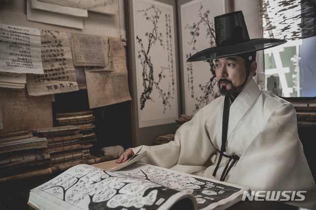 MonstrumMonstrum, starring Kim Myung-min, 46, shoots a signal; it will meet with the audience from the 12th, one day ahead of the original 13th.Monstrum, a strange beast with a plague in the 22nd year of the Joseon Dynasty, appears and depicts the struggle of those who risked their lives to protect Europe, which is surrounded by fear.The production cost was more than 10 billion won.It is the first Creature Action historical drama in Korea. Creature Movie is a compound word of Creature and film, which means life-like being.It usually means a genre in which an unidentified creature that does not exist appears.The movie imagination was added to the strange creature Monstrum in the Chosun Dynasty Annals.Director Huh Jong-ho (43), who directed Countdown (2011) and Anger Lawyer (2014), caught MegaFon.Kim Myung-min, actors Kim In-kwon (40), Choi Woo-sik (28) and group Girls Day member Hye-ri (24) will appear. 105 minutes, 15 years olda spectatorMovie - The NegotiationIts a crime thriller that has been in sync with the top stars of the same age, including Hyun Bin (36) and Son Ye-jin (36).For the first time in Korea, we introduced a new material called Movie - The Negotiation.The worst hostage situation ever occurred in Thailand, and crisis Movie - The Negotiation begins the one-day Movie - The Negotiation in a lifetime to stop the hostage-taker Min Tae-gu (Hyun Bin) within the time limit.Expectations are gathered only by the first meeting between Son Ye-jin and Hyun Bin.Son Ye-jin plays police for the first time in the history of Philmo and Hyun Bin first challenged the villain since his debut.The two actors agreed to join the performance over the monitor, and the two actors agreed to the film.The tension between the hostage taker and Movie - The Negotiation is the point of the drama.This is the 20th film released by JK Film, directed by Yoon Jae-kyun (49), who directed Haeundae (2009) and International Market (2014). It is Lee Jong-seoks feature-length debut film, which is an assistant director of International Market.Released on Wednesday, 114 mins, 15 years olda spectatorFengshuiIt is the third and final work of the epidemiological series connecting the films The Face Reader (2013), and The Princess and the Matchmaker (2018).If The Face Reader and The Princess and the Matchmaker dealt with the dynamics associated with the fate set for individuals, Fengshui deals with the dynamics that can change the fate of Europe and even the fate of generations through the energy of the earth.It draws the confrontation and desire of the genius branch Jong-woo (Jo Seung-woo) who can change the fate of human beings by looking for the energy of the earth and those who want to occupy the worlds greatest Fengshui who can become king.Actors Jo Seung-woo (38), Ji Sung (41), Kim Sung-gyun (38), Moon Chae-won (32), Baek Yoon-sik (71), Yoo Jae-myeong (45) and Lee Won-geun (27) were all featured.It is the first historical drama directed by Park Hee-gon (49), who directed the film Insa-dong Scandal (2009) and Perfect Game (2011).It took 12 years from planning to adaptation, production and editing; opening on the 19th, 126 minutes, 12-year-old viewersAnsi CityIt is an action blockbuster historical drama depicting 88 days of the Battle of Ansi City, which began in June 645 (King of Guan) in Goguryeo, which is considered the most dramatic in the history of East Asian war.It is a masterpiece with a production cost of 22 billion won.I made every effort to spread the battle of Ansi City on the screen.We have produced an 11m vertical wall set that realizes the actual Ansi City height and a total length of 180m Ansi City set, which is the largest in Korea.We also took 360 degrees with Skywalker equipment for real action new shooting.Actors Jo In-sung (37), Nam Joo-hyuk (24), Park Sung-woong (45), Bae Sung-woo (46), Um Tae-gu (35), Park Byung-eun (41), Oh Dae-hwan (39) and group AOA member Sul Hyun (23) appeared.Director Kim Kwang-sik (46), who directed My Gangsterly Lovers (2010) Chirashi: Dangerous Rumors (2014), caught MegaFon. Opened on the 19th, 135 minutes, and 12-year-old viewers