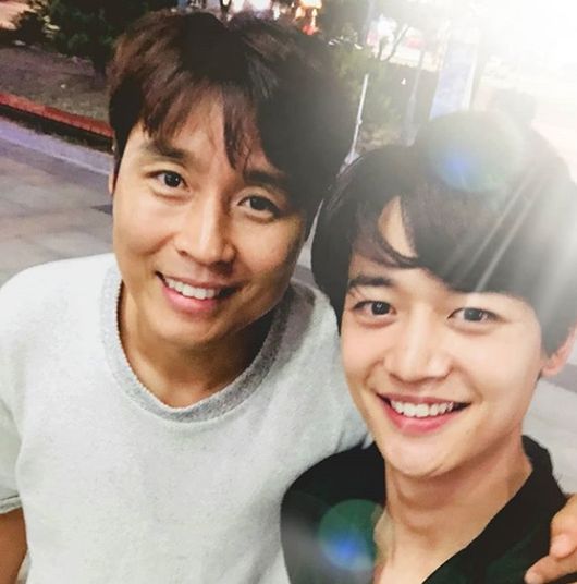 Soccer player Lee Dong-gook has released two shots with group SHINee Minho.Lee Dong-gook wrote on his instagram on the 10th, The local Idol brother SHINee.Sports addiction, a universal sport, and posted a picture.Lee Dong-gook in the photo is smiling brightly while staring at the camera with SHINee Minho.Minho appeared on KBS 2TV Superman Returns last year and filmed at the SM Entertainment building, Sua, Xian and SM Entertainment.Those who have been steadily connected since then have been pleased to release two shots through SNS.Lee Dong-gook Instagram