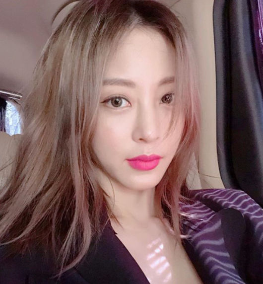 Actor Han Ye-seul once again caught the attention of fans with his doll-like beauty.Today, on the 10th, actor Han Ye Sul posted a picture through his personal Instagram account.In the open photo, Han Ye Sul robbed his gaze with a doll-like figure, adding hot pink lips and a disorganized Hair style to add sexy.Meanwhile, Han Ye-seul appeared in the drama Fantastic Couple, which ended last November, and has since become a hot topic in Medical accidentsss.Han Ye-seul Instagram Capture
