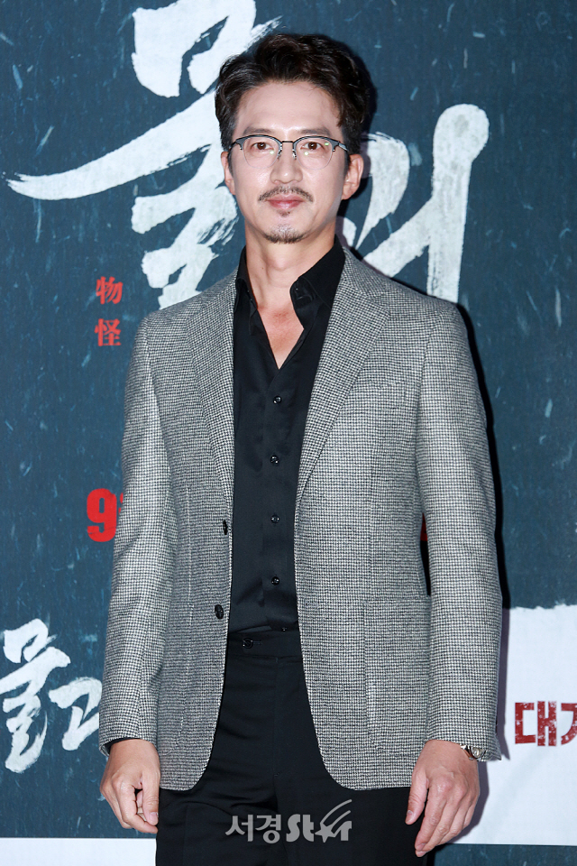 The movie Monstrum is scheduled to open on September 12th, with a story about 22 years of middle class, a Freak beat Monstrum with a plague, and a horror-stricken Joseon, and the struggle of those who risked their lives to protect their precious people.Actor Jung Jun-ho poses at the VIP premiere of the movie Monstrum.