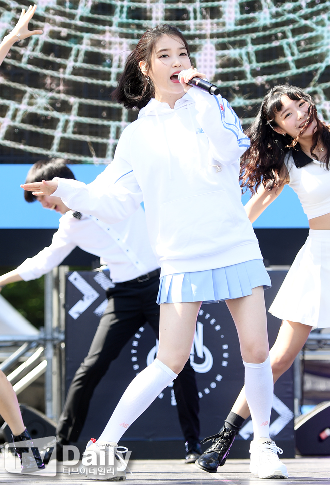 The 2018 Run-on Seoul (2018 RUN ON SEOUL) global running competition New Balance (NEW BALANCE) was held in the yard of the Seoul Yeouido Park Cultural Revolution on the morning of the 9th.Singer IU is showing off a great stage on this day.The 2018 Run-on Seoul is the eighth 10km Running competition in the New Balance, with a 10 + 1km course with 10km to 1km added with the meaning of unstopping challenge spirit.As a running tournament representing Seoul, we will start the Yeouido Park and run the road race along the Han River such as Yanghwa Bridge and Seagang Bridge.2018 Run on Seoul