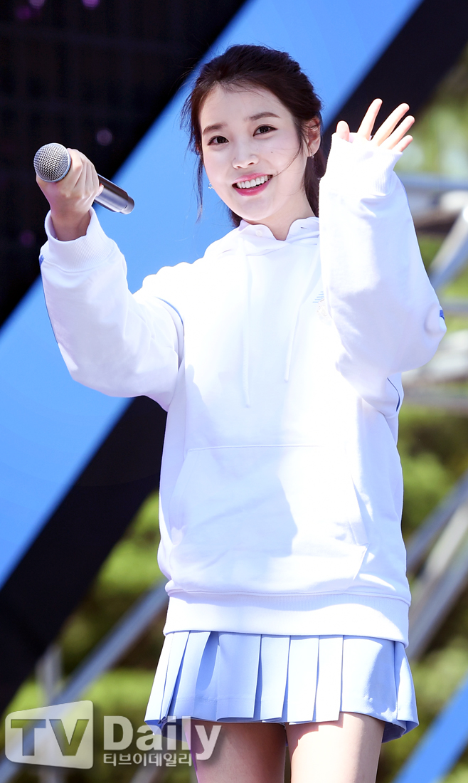 The 2018 Run-on Seoul (2018 RUN ON SEOUL) global running competition New Balance (NEW BALANCE) was held in the yard of the Seoul Yeouido Park Cultural Revolution on the morning of the 9th.Singer IU is showing off a great stage on this day.The 2018 Run-on Seoul is the eighth 10km Running competition in the New Balance, with a 10 + 1km course with 10km to 1km added with the meaning of unstopping challenge spirit.As a running tournament representing Seoul, we will start the Yeouido Park and run the road race along the Han River such as Yanghwa Bridge and Seagang Bridge.2018 Run on Seoul