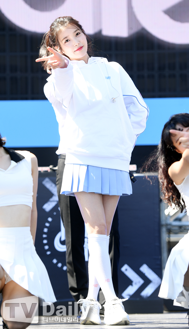 The 2018 Run-on Seoul (2018 RUN ON SEOUL) global running competition New Balance (NEW BALANCE) was held in the yard of the Seoul Yeouido Park Cultural Revolution on the morning of the 9th.Singer IU is showing off a great stage on this day.The 2018 Run-on Seoul is the eighth 10km Running competition in the New Balance, with a 10 + 1km course with 10km to 1km added with the meaning of unstopping challenge spirit.As a running tournament representing Seoul, we will start the Yeouido Park and run the road race along the Han River such as Yanghwa Bridge and Seagang Bridge.2018 Run on Seoul