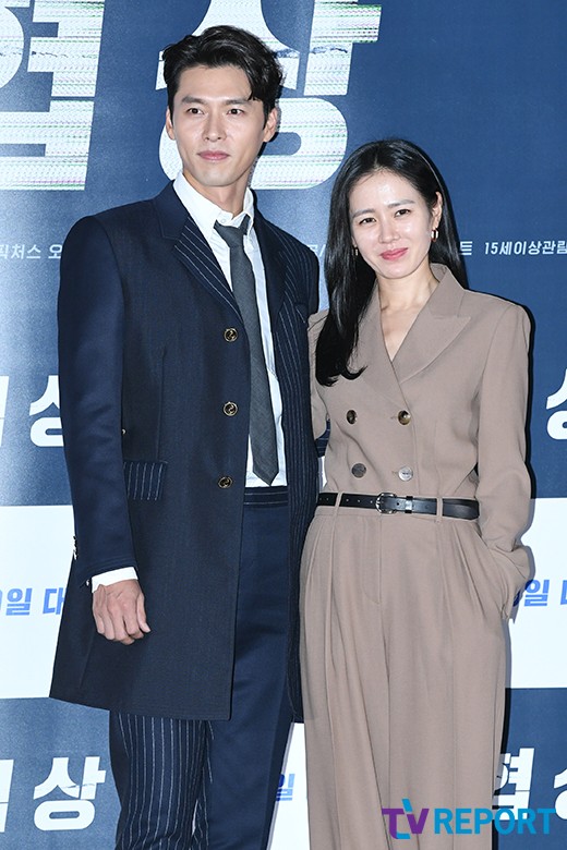 Actors Hyun Bin and Son Ye-jin attend a media preview of the movie Movie - The Negotiation (directed by Lee Jong-seok) held at CGV Yongsan I-Park Mall as Han River in Yongsan District, Seoul on the afternoon of the 10th.Movie - The Negotiation starring Son Ye-jin and Hyun Bin will be released on the 19th as a crime entertainment film that will start the movie of the life of the crisis Movie - The Negotiation to stop the hostage in the limited time.