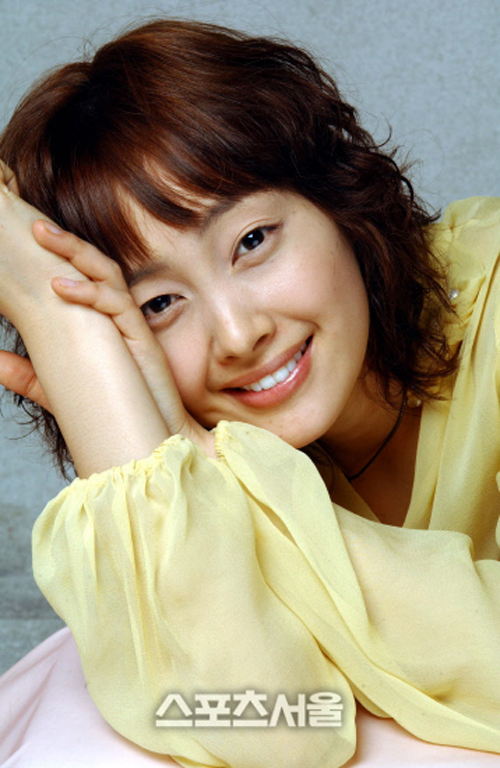 Lee Na-young, 39, who has now become an Actor for his 20th year in his debut.After six years of hiatus after marriage and Child Birth, he returned to the film A Beautiful Mind Days; from wife to mother and back to Actor.His acting life is about to set sail again.Based on the true story of a North Korean woman, A Beautiful Mind Days depicts the story of a son who hates a mother and mother who abandoned his Korean family and fled to Korea in 16 years.Lee Na-young plays a North Korean woman and mother who has suffered all kinds of hardships and plays Top Model in another acting transformation.Lee Na-young has just entered his 20th year of debut.In 1998, he stepped into the entertainment industry with the jeans brand Jambang CF, and he also appeared in MBC Best Theater and sitcom Three Men and Three Women.In 1999, he made his official debut with MBC drama We Really Loved You, and in the same year, he announced the start of his acting activities with SBS Queen.In 2002, MBC Do it your way, he played the role of a keyboardist who fell in love with a pickpocket who stole his money.Yang Dong-geun, the opponent actor, and unexpected Chemie, and Do it your way did not record high ratings, but it also formed a mania layer to create the word four-faced.Lee Na-young was recognized for her acting skills by receiving the MBC Mini Series Womens Excellence Award through this work.In 2004, MBC Ireland played the role of a hippie-savvy double-headed, perfecting exotic appearance and unique characters.That year, she received a lot of love, including a female popular award selected by netizens.In 2009, MBC sitcom High Kick Through the Roof showed a special appearance for a while, but it has not returned to the house theater since KBS2 Fugitive Plan B in 2010.Lee Na-young has been active on screens as well as silk dramas.In the 2002 movie Huayu, he played the role of Seo In-joo and painted the youths at the time with Actor Cho Seung-woo.In 2003, English Complete Conquest completely digested the delightful characters that are different from the existing images, and the acting Top Model was not neglected.He was well received for his impressive performance but went one step further without complacency.In 2004, Knowing Woman received a lot of love by expressing Han Youngs character full of strangeness and joy without any sense of heterogeneity.Lee Na-young was honored with the Best Actress Award at the 25th Blue Dragon Film Festival.It was more meaningful because it was awarded by Kim Hye-soo of Beauty without Face and Jeon Do-yeon of Mermaid Princess.Not only here, but also from Our Happy Time to the worlds cynical Moon Yu-jung, healing and healing, love and tears through a wide range of emotional performances, left a deep lull for the viewers.In 2010, he added diversity to the smoke of the male chief through Daddy likes women.Lee Na-young, who was active in acting, received much attention in 2013 for his love affair with Actor Won Bin.The two are known to have come close to Lee Na-young when he moved to eden Nine, where Won Bin belonged in 2011.After acknowledging the fact of devotion, there was no hesitation in revealing the way he traveled abroad.Won Bin - Lee Na-young couple, who had been dating for three years, invited only 50 family relatives in a wheat field in Jeongseon, Gangwon Province last May and held a quiet marriage ceremony.In addition, the marriage-style photo that was released afterwards received so much attention that it led to the trend of small wedding.In December of the same year, he enjoyed a double slope to his son.Lee Na-young broke the six-year gap created by marriage and Child Birth and appeared in public and stretched his activities.His role in his return A Beautiful Mind Days was also Mom. He has been working on the top model of acting, so expectations for him are high.Supports Lee Na-youngs A Beautiful Mind Days to be a wife and mother.Photo l DB, eden Nine