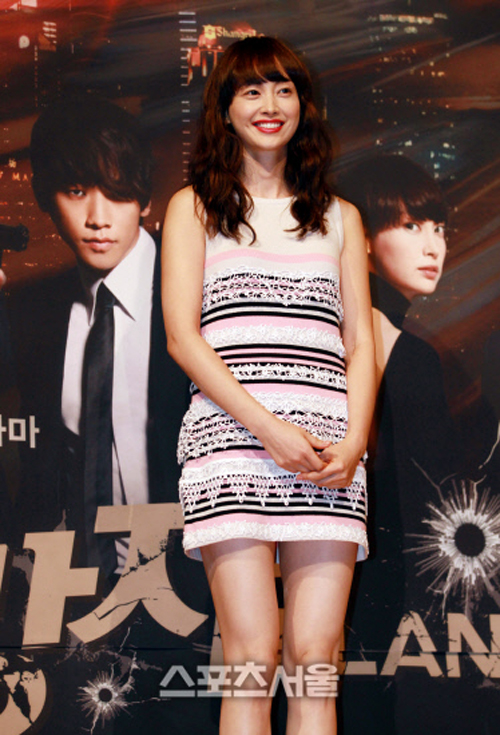 Lee Na-young, 39, who has now become an Actor for his 20th year in his debut.After six years of hiatus after marriage and Child Birth, he returned to the film A Beautiful Mind Days; from wife to mother and back to Actor.His acting life is about to set sail again.Based on the true story of a North Korean woman, A Beautiful Mind Days depicts the story of a son who hates a mother and mother who abandoned his Korean family and fled to Korea in 16 years.Lee Na-young plays a North Korean woman and mother who has suffered all kinds of hardships and plays Top Model in another acting transformation.Lee Na-young has just entered his 20th year of debut.In 1998, he stepped into the entertainment industry with the jeans brand Jambang CF, and he also appeared in MBC Best Theater and sitcom Three Men and Three Women.In 1999, he made his official debut with MBC drama We Really Loved You, and in the same year, he announced the start of his acting activities with SBS Queen.In 2002, MBC Do it your way, he played the role of a keyboardist who fell in love with a pickpocket who stole his money.Yang Dong-geun, the opponent actor, and unexpected Chemie, and Do it your way did not record high ratings, but it also formed a mania layer to create the word four-faced.Lee Na-young was recognized for her acting skills by receiving the MBC Mini Series Womens Excellence Award through this work.In 2004, MBC Ireland played the role of a hippie-savvy double-headed, perfecting exotic appearance and unique characters.That year, she received a lot of love, including a female popular award selected by netizens.In 2009, MBC sitcom High Kick Through the Roof showed a special appearance for a while, but it has not returned to the house theater since KBS2 Fugitive Plan B in 2010.Lee Na-young has been active on screens as well as silk dramas.In the 2002 movie Huayu, he played the role of Seo In-joo and painted the youths at the time with Actor Cho Seung-woo.In 2003, English Complete Conquest completely digested the delightful characters that are different from the existing images, and the acting Top Model was not neglected.He was well received for his impressive performance but went one step further without complacency.In 2004, Knowing Woman received a lot of love by expressing Han Youngs character full of strangeness and joy without any sense of heterogeneity.Lee Na-young was honored with the Best Actress Award at the 25th Blue Dragon Film Festival.It was more meaningful because it was awarded by Kim Hye-soo of Beauty without Face and Jeon Do-yeon of Mermaid Princess.Not only here, but also from Our Happy Time to the worlds cynical Moon Yu-jung, healing and healing, love and tears through a wide range of emotional performances, left a deep lull for the viewers.In 2010, he added diversity to the smoke of the male chief through Daddy likes women.Lee Na-young, who was active in acting, received much attention in 2013 for his love affair with Actor Won Bin.The two are known to have come close to Lee Na-young when he moved to eden Nine, where Won Bin belonged in 2011.After acknowledging the fact of devotion, there was no hesitation in revealing the way he traveled abroad.Won Bin - Lee Na-young couple, who had been dating for three years, invited only 50 family relatives in a wheat field in Jeongseon, Gangwon Province last May and held a quiet marriage ceremony.In addition, the marriage-style photo that was released afterwards received so much attention that it led to the trend of small wedding.In December of the same year, he enjoyed a double slope to his son.Lee Na-young broke the six-year gap created by marriage and Child Birth and appeared in public and stretched his activities.His role in his return A Beautiful Mind Days was also Mom. He has been working on the top model of acting, so expectations for him are high.Supports Lee Na-youngs A Beautiful Mind Days to be a wife and mother.Photo l DB, eden Nine