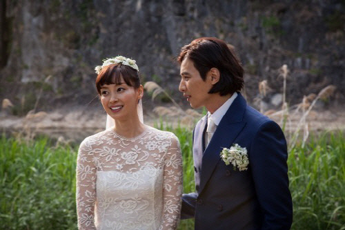 Lee Na-young, 39, who has now become an Actor for his 20th year in his debut.After six years of hiatus after marriage and Child Birth, he returned to the film A Beautiful Mind Days; from wife to mother and back to Actor.His acting life is about to set sail again.Based on the true story of a North Korean woman, A Beautiful Mind Days depicts the story of a son who hates a mother and mother who abandoned his Korean family and fled to Korea in 16 years.Lee Na-young plays a North Korean woman and mother who has suffered all kinds of hardships and plays Top Model in another acting transformation.Lee Na-young has just entered his 20th year of debut.In 1998, he stepped into the entertainment industry with the jeans brand Jambang CF, and he also appeared in MBC Best Theater and sitcom Three Men and Three Women.In 1999, he made his official debut with MBC drama We Really Loved You, and in the same year, he announced the start of his acting activities with SBS Queen.In 2002, MBC Do it your way, he played the role of a keyboardist who fell in love with a pickpocket who stole his money.Yang Dong-geun, the opponent actor, and unexpected Chemie, and Do it your way did not record high ratings, but it also formed a mania layer to create the word four-faced.Lee Na-young was recognized for her acting skills by receiving the MBC Mini Series Womens Excellence Award through this work.In 2004, MBC Ireland played the role of a hippie-savvy double-headed, perfecting exotic appearance and unique characters.That year, she received a lot of love, including a female popular award selected by netizens.In 2009, MBC sitcom High Kick Through the Roof showed a special appearance for a while, but it has not returned to the house theater since KBS2 Fugitive Plan B in 2010.Lee Na-young has been active on screens as well as silk dramas.In the 2002 movie Huayu, he played the role of Seo In-joo and painted the youths at the time with Actor Cho Seung-woo.In 2003, English Complete Conquest completely digested the delightful characters that are different from the existing images, and the acting Top Model was not neglected.He was well received for his impressive performance but went one step further without complacency.In 2004, Knowing Woman received a lot of love by expressing Han Youngs character full of strangeness and joy without any sense of heterogeneity.Lee Na-young was honored with the Best Actress Award at the 25th Blue Dragon Film Festival.It was more meaningful because it was awarded by Kim Hye-soo of Beauty without Face and Jeon Do-yeon of Mermaid Princess.Not only here, but also from Our Happy Time to the worlds cynical Moon Yu-jung, healing and healing, love and tears through a wide range of emotional performances, left a deep lull for the viewers.In 2010, he added diversity to the smoke of the male chief through Daddy likes women.Lee Na-young, who was active in acting, received much attention in 2013 for his love affair with Actor Won Bin.The two are known to have come close to Lee Na-young when he moved to eden Nine, where Won Bin belonged in 2011.After acknowledging the fact of devotion, there was no hesitation in revealing the way he traveled abroad.Won Bin - Lee Na-young couple, who had been dating for three years, invited only 50 family relatives in a wheat field in Jeongseon, Gangwon Province last May and held a quiet marriage ceremony.In addition, the marriage-style photo that was released afterwards received so much attention that it led to the trend of small wedding.In December of the same year, he enjoyed a double slope to his son.Lee Na-young broke the six-year gap created by marriage and Child Birth and appeared in public and stretched his activities.His role in his return A Beautiful Mind Days was also Mom. He has been working on the top model of acting, so expectations for him are high.Supports Lee Na-youngs A Beautiful Mind Days to be a wife and mother.Photo l DB, eden Nine