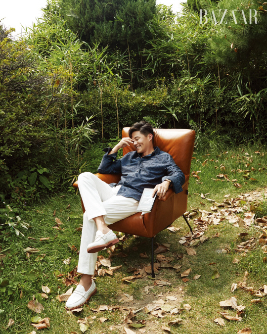 Actor Lee Seo-jin showed off a relaxed smile.Fashion magazine Bazaar released a Life Style picture featuring Lee Seo-jin as the TIME FOR THE REST concept.Lee Seo-jin, who showed a relaxed appearance even in a embarrassing moment on the air, showed a relaxed smile and showed charm in this picture.In the interview, Lee Seo-jin said, I would like to have a slow, slow, and enjoyable travel of my own.So this time I did not walk ahead and followed slowly from behind. The most important question in life is the relationship between people is the most important, he said. If you can afford to be financially supported and be able to treat people comfortably, of course, I think you will live a good life if you have enough room to live well with people around you. I expressed my affection for people around you.On the other hand, Seojins interview specialists and pictorials can be found in the September issue of Bazaar, website, Instagram, and Jacobo SNS.