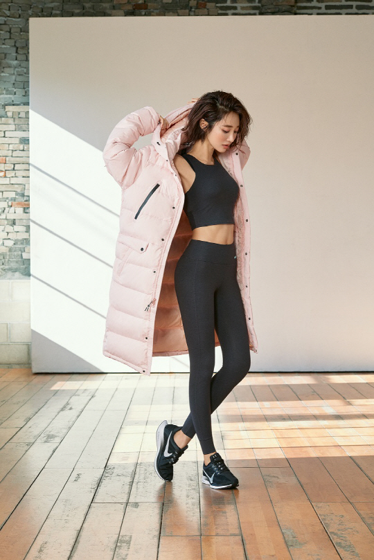 Actor Go Joon-hee showed off his unrivaled sophisticationA new picture of Go Joon-hees 2018 F/W season was released on Wednesday.Go Joon-hee in the picture exudes sophistication from long padding to short padding perfectly.The beauty of Go Joon-hee, which is stylish and healthy, stands out.