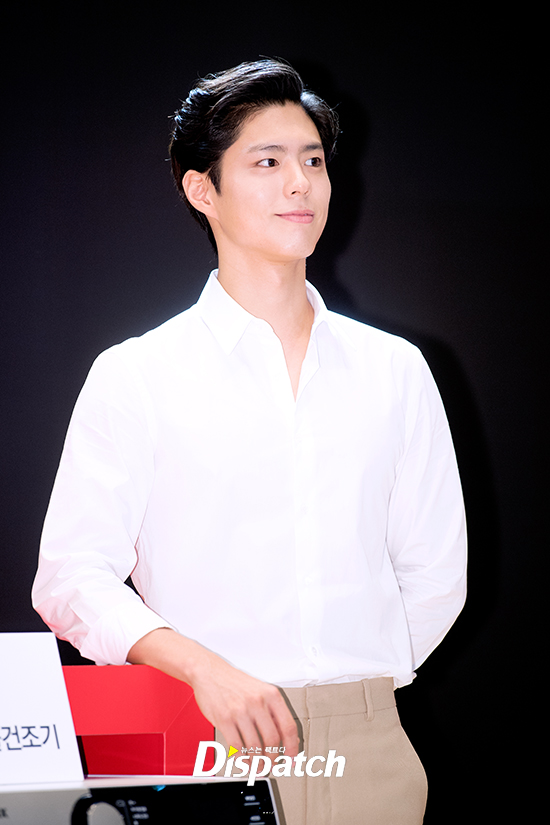 Actor Park Bo-gum attended a dryer brand photo wall Event held at the Four Seasons Hotel in Saemun-an-ro, Jongno-gu, Seoul on the 11th.Park made a dandy fashion with a white shirt and chino pants on the day.Dissolve in a Smile.The charm of sculpture.Put your eyes on it.