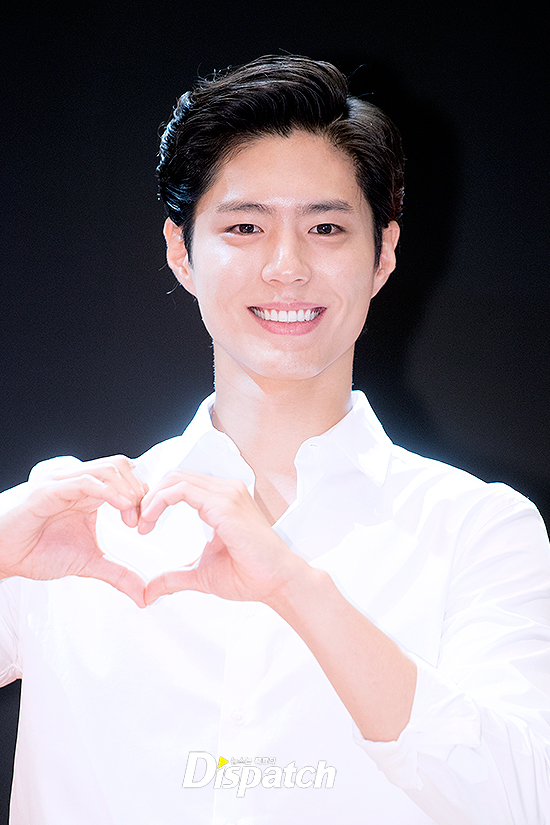 Actor Park Bo-gum attended a dryer brand photo wall Event held at the Four Seasons Hotel in Saemun-an-ro, Jongno-gu, Seoul on the 11th.Park made a dandy fashion with a white shirt and chino pants on the day.Dissolve in a Smile.The charm of sculpture.Put your eyes on it.
