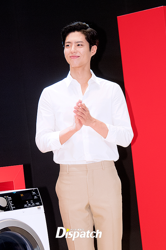Actor Park Bo-gum attended a dryer brand photo wall Event held at the Four Seasons Hotel in Saemun-an-ro, Jongno-gu, Seoul on the 11th.Park made a dandy fashion with a white shirt and chino pants on the day.Morning Runway.The delight is done.Ratio hardcarry.