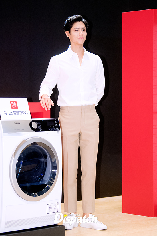 Actor Park Bo-gum attended a dryer brand photo wall Event held at the Four Seasons Hotel in Saemun-an-ro, Jongno-gu, Seoul on the 11th.Park made a dandy fashion with a white shirt and chino pants on the day.Morning Runway.The delight is done.Ratio hardcarry.