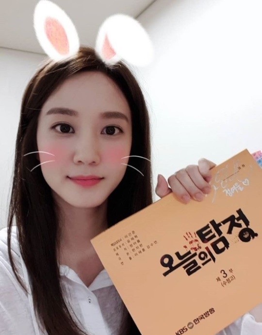 Park Eun-bin posted a picture on his instagram on Wednesday with an article entitled The Ghost Detective #Should catch the premiere pleasedripni party at 10 pm on Thursday night.In the open photo, Park Eun-bin is filming Selfie using a mobile phone app; Park Eun-bin poses with a script for Todays Monk.A cute, youthful visual like a rabbit attracts Eye-catching.On the other hand, Park Eun-bin is appearing as Jung Yeo-ul in KBS2 Monk of the Day.