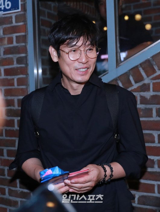 Sol Kyung-gu, who has completed the unveiling ceremony, is interviewing reporters.The play Subway Line 1 started its first performance in 1994 and resumed its performance in 10 years after the last performance of 4,000 times in 15 years in 2008.