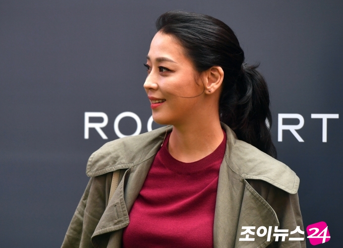 Actor Han Go-eun poses at the launching event of the LETS WALK collection of shoes brand Rockport held at IFC Mall in Yeouido, Seoul on the afternoon of the 11th.Lets Walk is a collection that reflects Rockports integrated motion technology system, and its unique technology is concentrated.