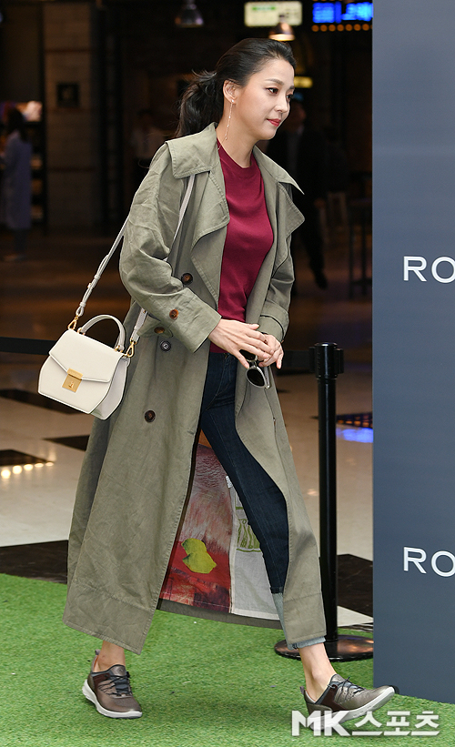 Actor Han Go-eun attended the Rockport Collection launch event held at IFC Mall in Yeouido, Seoul on November 11 and had a photo time.