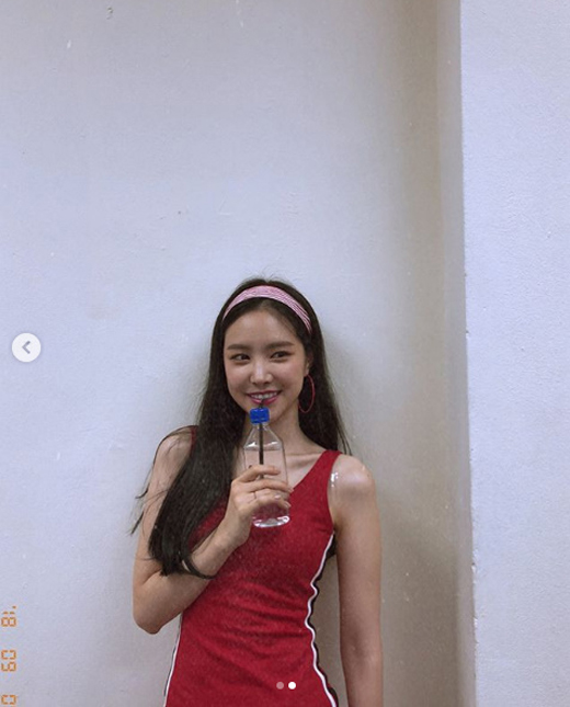 Girl group Apink member Son Na-eun has certified her perfect figure.Son Na-eun posted several photos on his instagram on the 10th, along with an article entitled 2018 Apink Asia Tour in Malaysia.In the photo, Son Na-eun in a red sleeveless One Piece is shown. Son Na-euns perfect body without a flabby attracts attention.