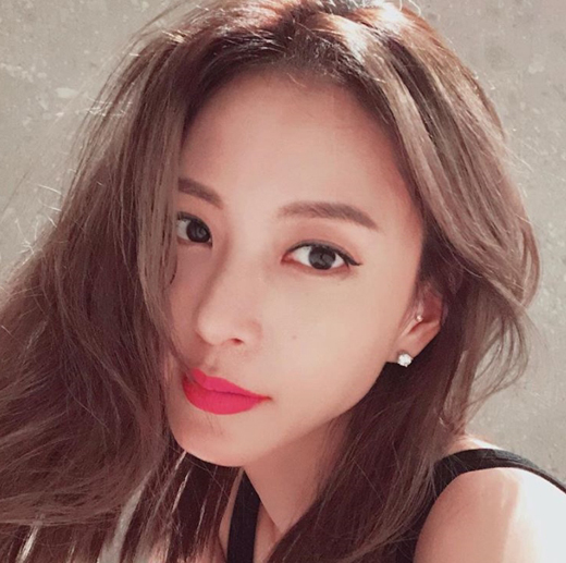 Actor Han Ye-seul reveals deadly beautyHan Ye-seul posted several photos on his Instagram on the 10th.In the public photos, Han Ye-seul stares at Camera with a fascinating look, with his unique Cat eyes drawing attention.