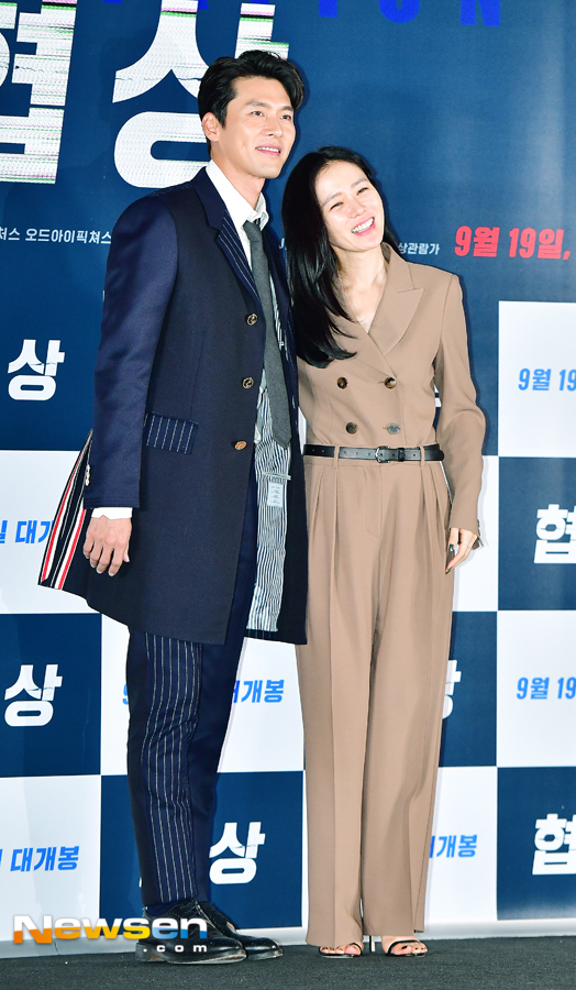 The movie Movie - The Negotiation premiere was held at CGV Yongsan IPark Mall on September 10th at Han River in Yongsan District, Seoul.On this day, Son Ye-jin and Hyun Bin attended and pose during photo time.Movie - The Negotiation is a crime entertainment film in which Ha Chae Yoon starts the movie - The Negotiation of a lifetime in order to stop the hostage Min Tae-gu within the limited time, and actor Hyun Bin is turning into the first villain of his life.Opened September 19.Jang Gyeong-ho