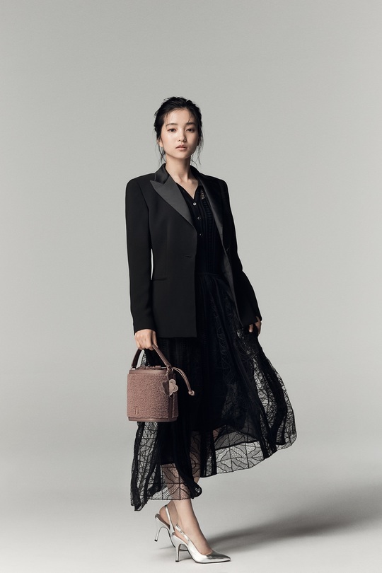 Actor Kim Tae-ri turns into fall goddessKim Tae-ri, who was released on September 11, is captivating the attention with the elegant and youthful appearance of the anti-war charm different from the Goa Shin of the TVN Saturday drama Mr. Sunshine.In the pictorial, which was conducted with two concepts, The Classic and Comporary, Kim Tae-ri showed colorful poses and rich expressions as a pictorial artist.Kim Tae-ri in the picture showed a sophisticated luxury by matching a feminine black lace one piece with a thin jacket, and showed a playful appearance of putting a handbag on his head with a smile full of charm with a pattern slip one piece layered on a turtleneck knit.emigration site
