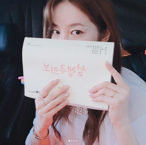 Actor Yoon Eun-hye from the group Baby V.O.X has released the scene of the drama A Cautionary note.Yoon Eun-hye posted a picture on her Instagram on September 10 with an article entitled Im filming!Inside the picture was a picture of Yoon Eun-hye reading the script A Cautionary note.Without a blemishes of Yoon Eun-hye, clean skin and large, clear eyes stand out; the innocent smile of Yoon Eun-hye also catches the eye.The fans who saw the photos responded such as Im waiting! Drama, Fight and Its cute.delay stock