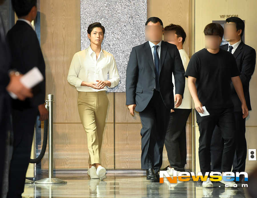 <p>Actor Park Bo-gum joined Chugai Travel on the launch of Winix tumble dryer launched in Seoul Gwanghwamun Four Seasons Hotel Grand Ballroom on September 11th morning.</p><p>This day Park Bo-gum is entering.</p><p>Meanwhile, Park Bo - gum breathes with Song Hye Kyo at the tvN water drama Boyfriend ahead of the November broadcast.</p>