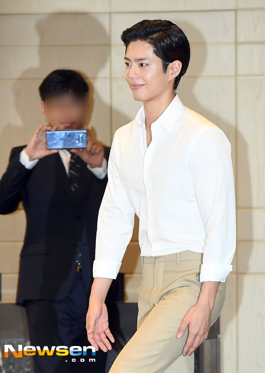 <p>Actor Park Bo-gum joined Chugai Travel on the launch of Winix tumble dryer launched in Seoul Gwanghwamun Four Seasons Hotel Grand Ballroom on September 11th morning.</p><p>This day Park Bo-gum is entering.</p><p>Meanwhile, Park Bo - gum breathes with Song Hye Kyo at the tvN water drama Boyfriend ahead of the November broadcast.</p>