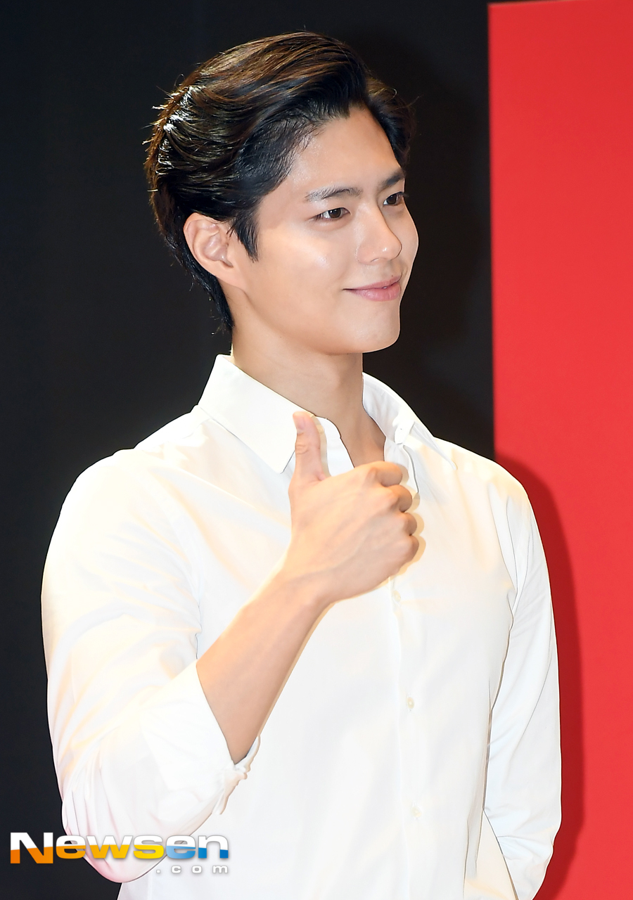 <p>Actor Park Bo-gum joined Chugai Travel on the launch of Winix tumble dryer launched in Seoul Gwanghwamun Four Seasons Hotel Grand Ballroom on September 11th morning.</p><p>This day Park Bo - gum is taking a pose.</p><p>Meanwhile, Park Bo - gum breathes with Song Hye Kyo at the tvN water drama Boyfriend ahead of the November broadcast.</p>