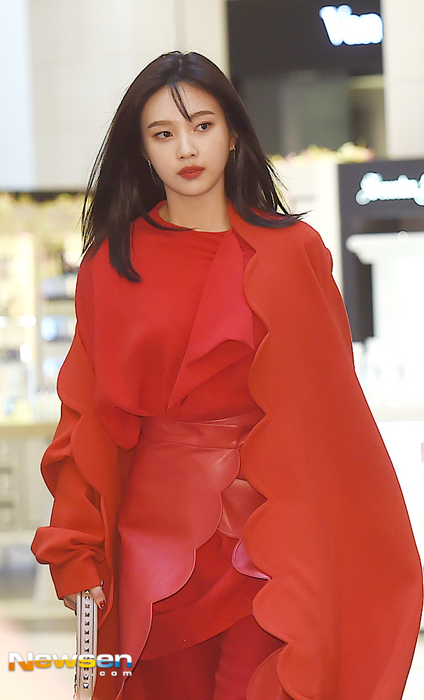 The photo wall commemorating the opening of the pop-up store of Valentinos Candy Stud Factory was held at the Shinsgae Lotte Department Store in Haeundae District, Busan Metropolitan City on the afternoon of September 11.Red Velvet Joy is entering the day.You Yong-ju