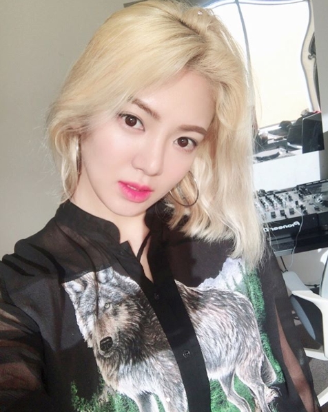Group Girls Generation member Hyoyeon showed off her beautiful beauty.Hyoyeon posted a photo on his Instagram account on September 11 with the caption: Just wait, Hope (girds generation official fandom name).Inside the picture was a picture of Hyoyeon staring at the camera with his hair hanging to one side.Hyoyeons right-hand skin and pink lips make her innocent charm even more striking. Hyoyeons distinct features also attract Eye-catching.The fans who responded to the photos responded such as Im pretty, Ill just wait and I feel pretty.delay stock