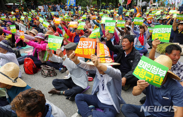 【서울=뉴시스】배훈식 기자 = 11일 오후 서울 여의도 산업은행 옆 도로에서 전국농민회총연맹 등 농민, 노동단체 등이 '백남기 농민 정신계승, 밥한공기 300원 전국농민대회'를 열고 쌀 목표가격 인상을 촉구하고 있다. 2018.09.11. dahora83@newsis.com