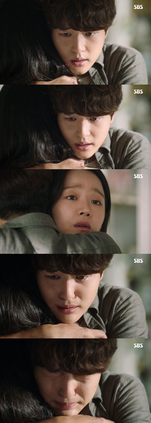Twenty but seventeen, Yang Se-jong was thrilled to learn that Shin Hye-sun was First Love.In the SBS monthly drama Thirty but Seventeen (playplay by Cho Sung-hee, director Cho Soo-won) which was broadcast on the afternoon of the 10th, Woojin (Yang Se-jong) was shown to be angry, saying, Thank you for living when he knew that Usari (Shin Heseon) was First Love.Utheri attended the final match of the match between Yu Chan (Ahn Hyo-seop) and passed away with his maternal aunt, Kook Mi-hyun (Sim Lee-young), who disappeared from the flower bouquet in a slope.While Surrey bought flowers, Mi-hyun was outside the flower shop, and after the frost was gone, Mi-hyun, who entered the flower shop, was shocked to find the note that Surrey left behind.Mi-hyun, who was running with a frost note, fell down and dropped the note.Woojin, who was coming to pick up a note instead of a frost, found a frost note that fell while helping Mihyun.As soon as Woojin picked up the note, Surrey ran to Woojin, calling him Mr.Since then, Woojin has visited Mihyeons flower shop alone, but Mihyeon has caught up with I do not know Ussari.After Woojin went, Mihyun said, It is not my fault. He raised his curiosity about what story there was between them.Surrey went to the hospital on the day and reunited with Friend Kim Hyung-tae (Yoon Sun-woo), who took care of him for 13 years.Woojin found his nephew Yu Chan (Ahn Hyo-seop) suffering from an ankle sprain late and was admitted to a hospital where the form worked.The form was found to be a frost to meet Yuchan, and an emotional reunion was held.When the form embraced the frost and said, Where have you been?, the puzzled frost asked, Who was the frost? The form said, I found you how much.He then said, I was close, but I couldnt meet him, knowing that the housekeeper who had been wearing slippers instead of Jennifer (Ye Ji-won) was a sour man.Surrey was surprised to see the form of a doctor, alternating between honorific and anti-speak, because he felt distance, even though it was Friend.Surrey asked Morpheme, Do you know why my uncle and my aunt abandoned me or when they abandoned me?But Morph did not tell Surrey the truth and lied that My aunt and uncle kept you.When Surrey asked about his best friends news, he said that he had lost contact with him again.Woojin had a nervous battle with form, and when the form told Surrey, I will have a few days in the hospital and do a close examination, he said, Lets go to my house once the test is over.When the atmosphere became awkward, Surrey said, I will just stay with my family in my house.I was a doctor because I was a doctor who was in charge of the clump, he told Woojin. I lived for 15 years only.Woojin then set up a tense confrontation, saying, Surrey has been doing well in our house.Surrey finally found out that No Sumy (Lee Seo-yeon) had died in a car accident.As the form suddenly entered the operating room, a colleague told Surrey, The form has been really hard for a while.High school Friend is dead. So Surrey went to NoSumys crypt with Woojin.When Surrey called Sumys name and opened up, Woojin found out that the person he had a crush on was Uther, not No Sumy.Woojin hugged Surrey and said, My name was Uthery. Was he alive? Thank you. Thank you for living.Capture a screen of thirty but seventeen