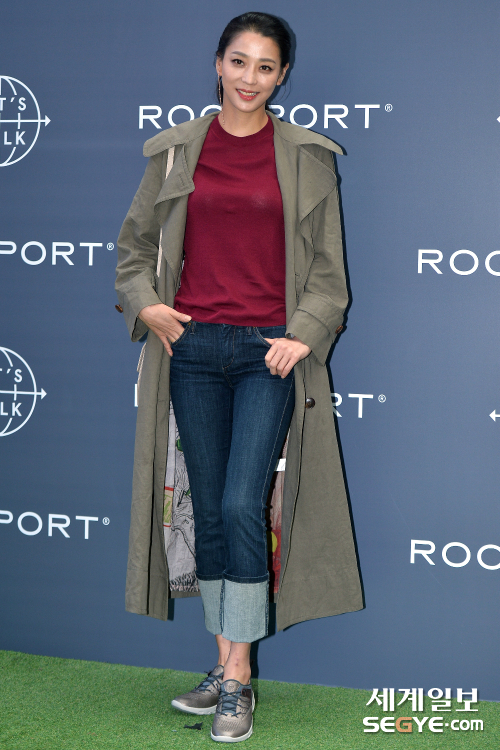 Actor Han Go-eun poses at the launching event of the shoes brand held at the North Atrium Event Hall in Yeongdeungpo IFC Mall, Seoul on the afternoon of the 11th.