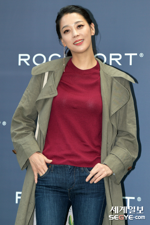 Actor Han Go-eun poses at the launching event of the shoes brand held at the North Atrium Event Hall in Yeongdeungpo IFC Mall, Seoul on the afternoon of the 11th.