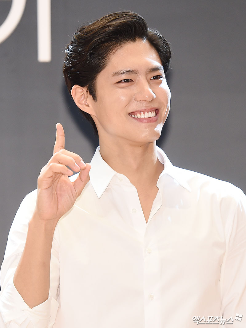 Actor Park Bo-gum poses at the event to commemorate the launch of a new home appliance brand at the Gwanghwamun Four Seasons Hotel in Seoul on the 11th.