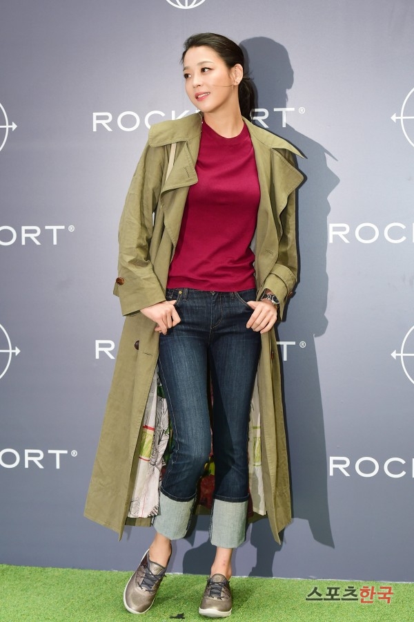 Actor Han Go-eun attends a photo event held at a shopping mall in Yeouido-dong, Yeongdeungpo-gu, Seoul on the afternoon of the 11th.