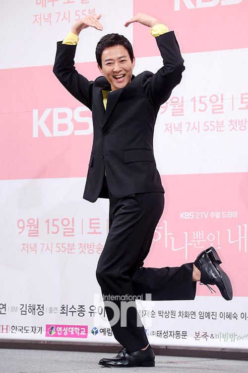 On the afternoon of the 12th, KBS drama The Only My My Story production presentation was held at Imperial Palace in Nonhyeon-dong, Gangnam-gu, Seoul.Choi Soo-jong, who plays the role of a father in the only part of my life, has shown a pleasant heart as he backs the come in KBS drama in six years.KBS Official nicknames are good.The Heart of Lovers.Come back for a long time ~ I feel great!On the other hand, My Only Side is a drama about an episode that happens suddenly as love comes to Kim Do-ran (Uee), who found out that his biological father was a murderer because his parents who raised him were not biological parents.Choi Soo-jong Uee Lee Jang-woo Jung Jae-soon Park Sang-won Cha Hwa-yeon Lee Ye-jin and others will appear.news report