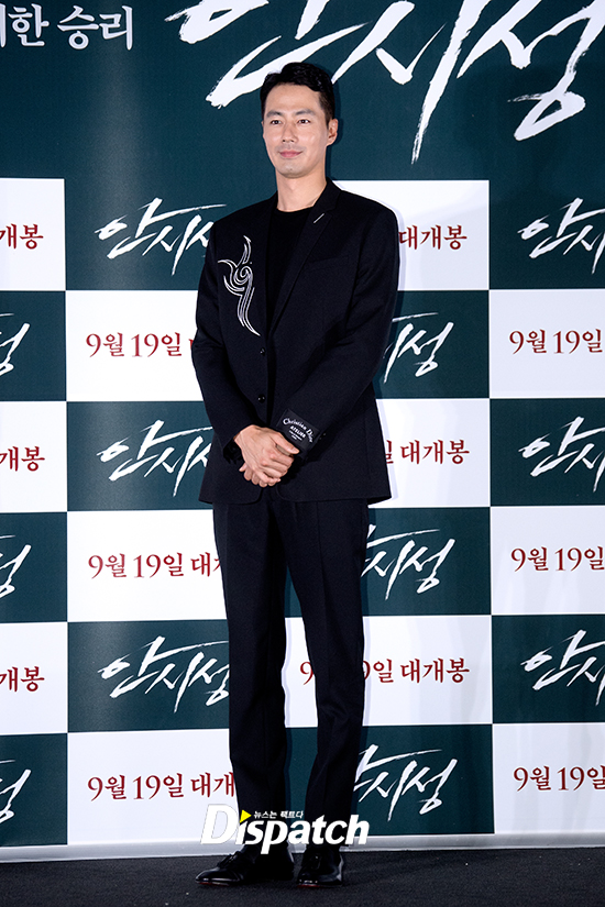 The film Ansi City (director Kim Kwang-sik) premiere was held at CGV Yongsan in Yongsan District, Seoul on the afternoon of the 12th.Jo In-sung and Nam Joo-hyuk caught the eye with a suit that featured fashion sense on the day; the perfect proportions stood out.Meanwhile, Ansi City is a super-large action blockbuster depicting the 88-day Battle of Ansi City, which is said to be the most dramatic and great victory in the history of East Asia war.It will be released on the 19th.Scroll pressure.A thrilling delight.Smile of sculpture.I tore the comic.