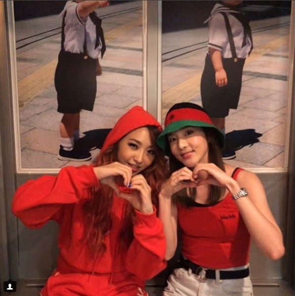 On the 12th, Sandara Park posted a picture of Minzy on his instagram, saying, It is still a lot of fun, cool and cute.Sandara Park, who boasts beauty during the time, added a cute hashtag: The real maknae & the fake maknea #the youngest line (the real youngest and the fake youngest).Especially Sandara Park and Minzy are dressed in red couples, which draws Eye-catching, with hearts side by side and a friendly pose.Sandara Park interpreted it as watermelon bar fashion.2NE1 disbanded in 2016 and CL, Park Bom, Sandara Park and Minzy have been continuing their individual activities.