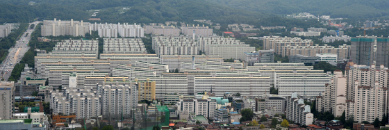 재건축 대장주로 꼽히는 서울 강남구 대치동 은마 아파트. 최근 1년간 집값이 5억원가량 급등했다. 이 아파트는 2006년에도 치솟았지만 그 뒤 10년 정도 약세기를 거쳤다.