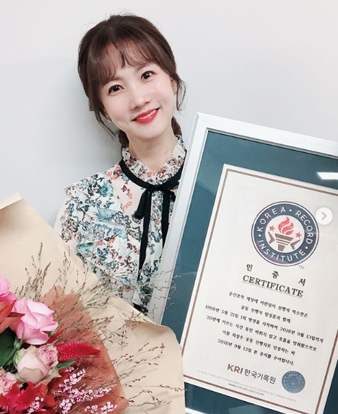 Park So-hyun was listed on the Guinness Book of Records.Broadcaster Park So-hyun agency Cyders HQ said on September 12th through the official Instagram, Its 1,000 times in the world. 20 years and 4 months national longevity MC.Guinness Book Listed as a two-top MC and posted a picture.The photo shows Park So-hyun smiling with a Guinness book and bouquet of flowers; Park So-hyuns bright smile catches the eye.kim myeong-mi