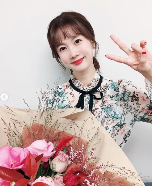 Park So-hyun was listed on the Guinness Book of Records.Broadcaster Park So-hyun agency Cyders HQ said on September 12th through the official Instagram, Its 1,000 times in the world. 20 years and 4 months national longevity MC.Guinness Book Listed as a two-top MC and posted a picture.The photo shows Park So-hyun smiling with a Guinness book and bouquet of flowers; Park So-hyuns bright smile catches the eye.kim myeong-mi